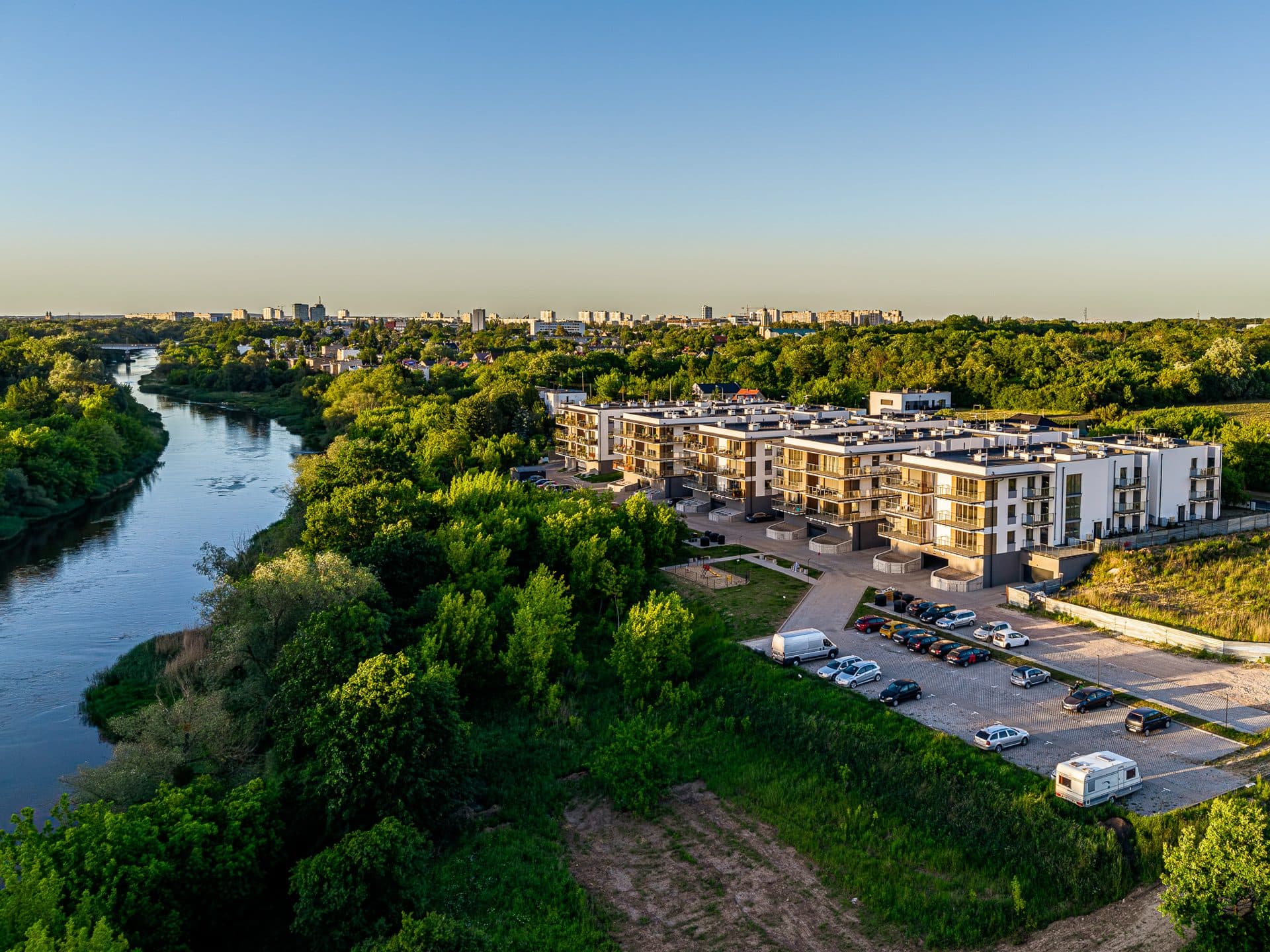 Zdjęcia z drona nieruchomości, apartamenty nad rzeką, Poznań