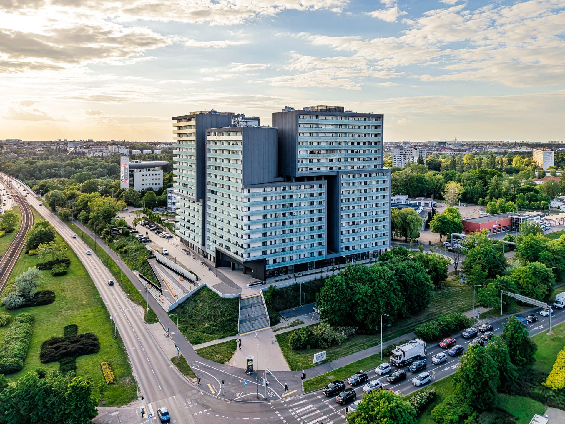 Biurowiec z lotu ptaka, bryła i otoczenie inwestycji, Poznań