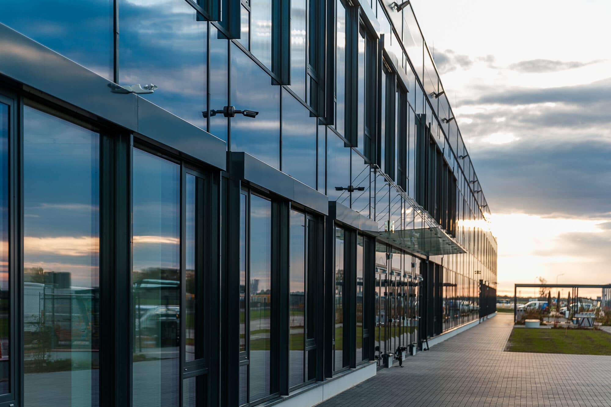 Elewacja budynku biurowego o zmierzchu, fotografia architektury