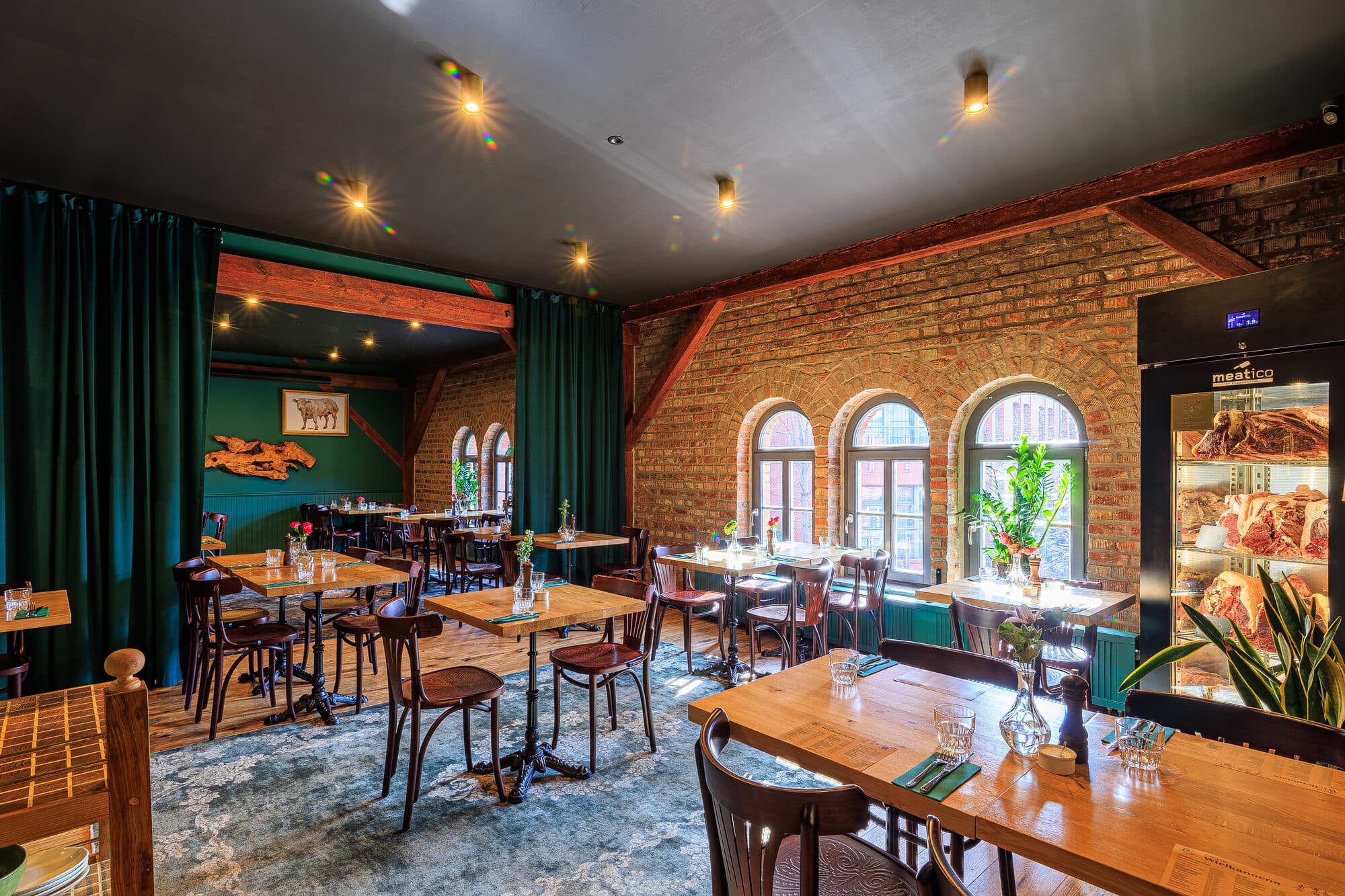 Wnętrze lokalu gastronomicznego, sala restauracyjna, Poznań