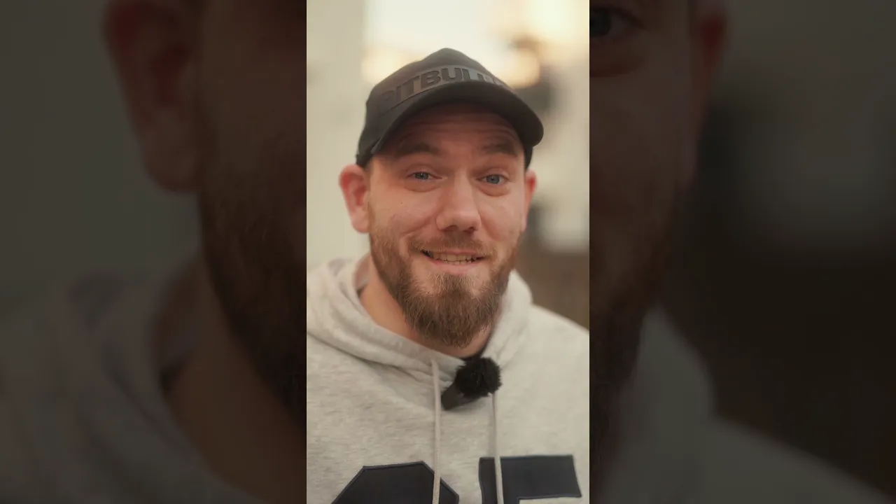 Kadr otwierający z filmu: Reklama kamerki samochodowej 70mai