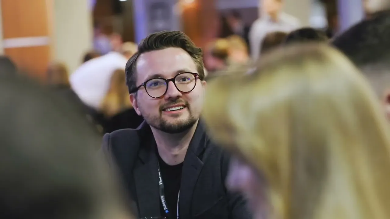 Kadr otwierający z filmu: Film z eventu firmowego dla Woohoo