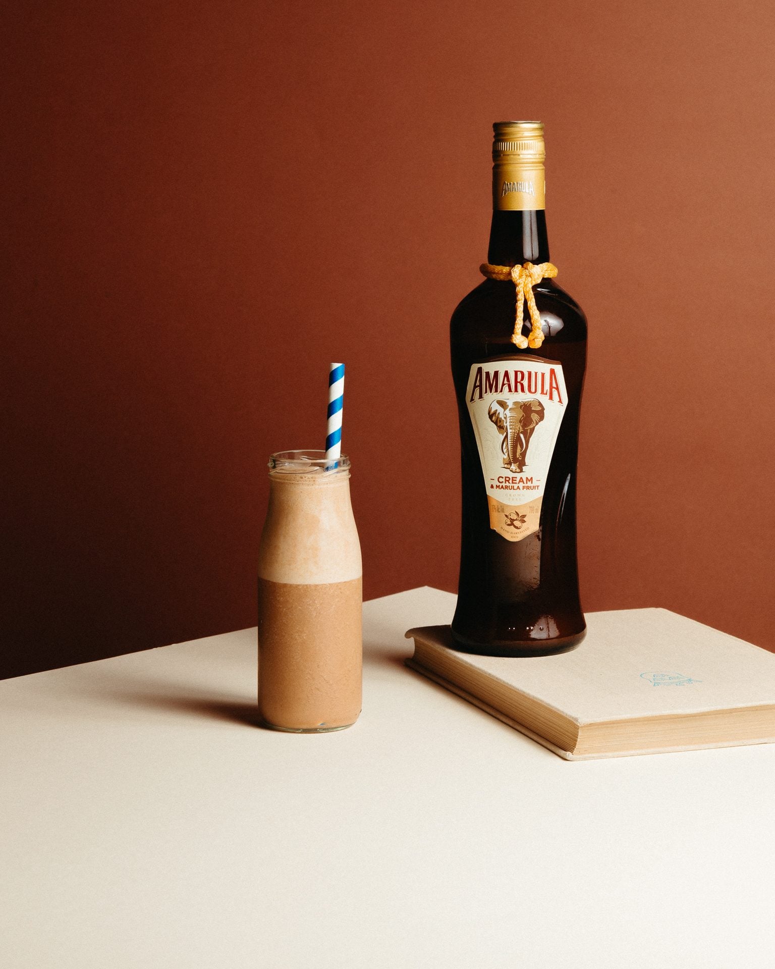 Aranżacja produktowa z butelką, fotografia reklamowa produktu