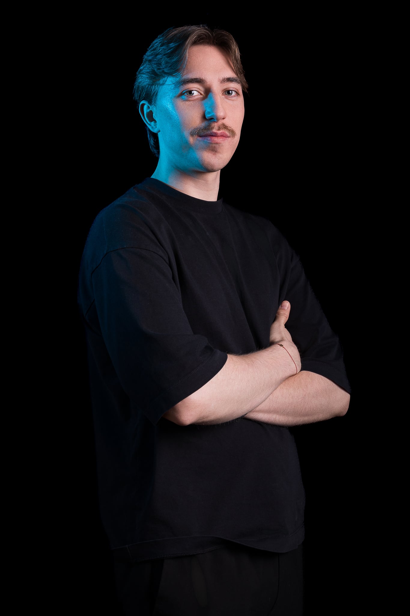 Headshot na czarnym tle z niebieskim akcentem światła, portrety zespołu software house'u