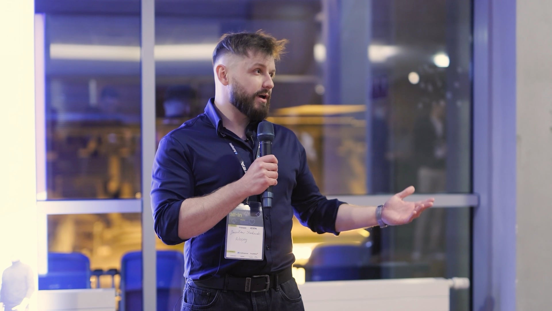 Prelegent z mikrofonem podczas wystąpienia na E-commerce All In, Enea Stadion