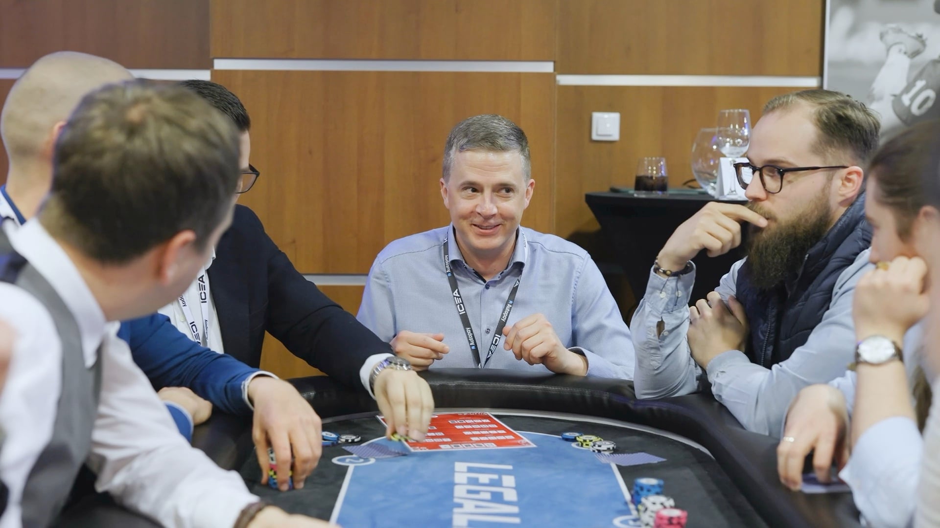 Networking przy stole do pokera, uczestnicy konferencji e-commerce w rozmowie
