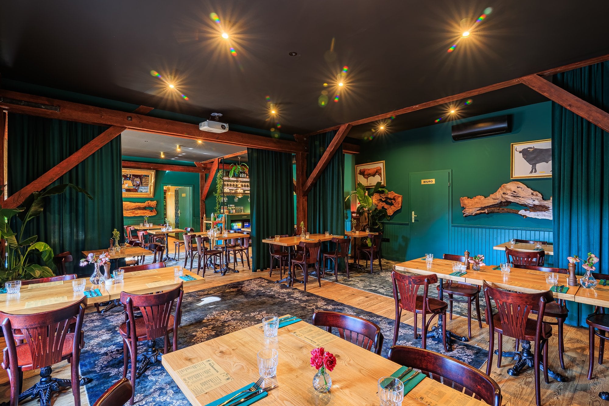 Zielona sala restauracji Yes Butcher! z drewnianymi belkami, fotografia wnętrz dla przewodnika Michelin
