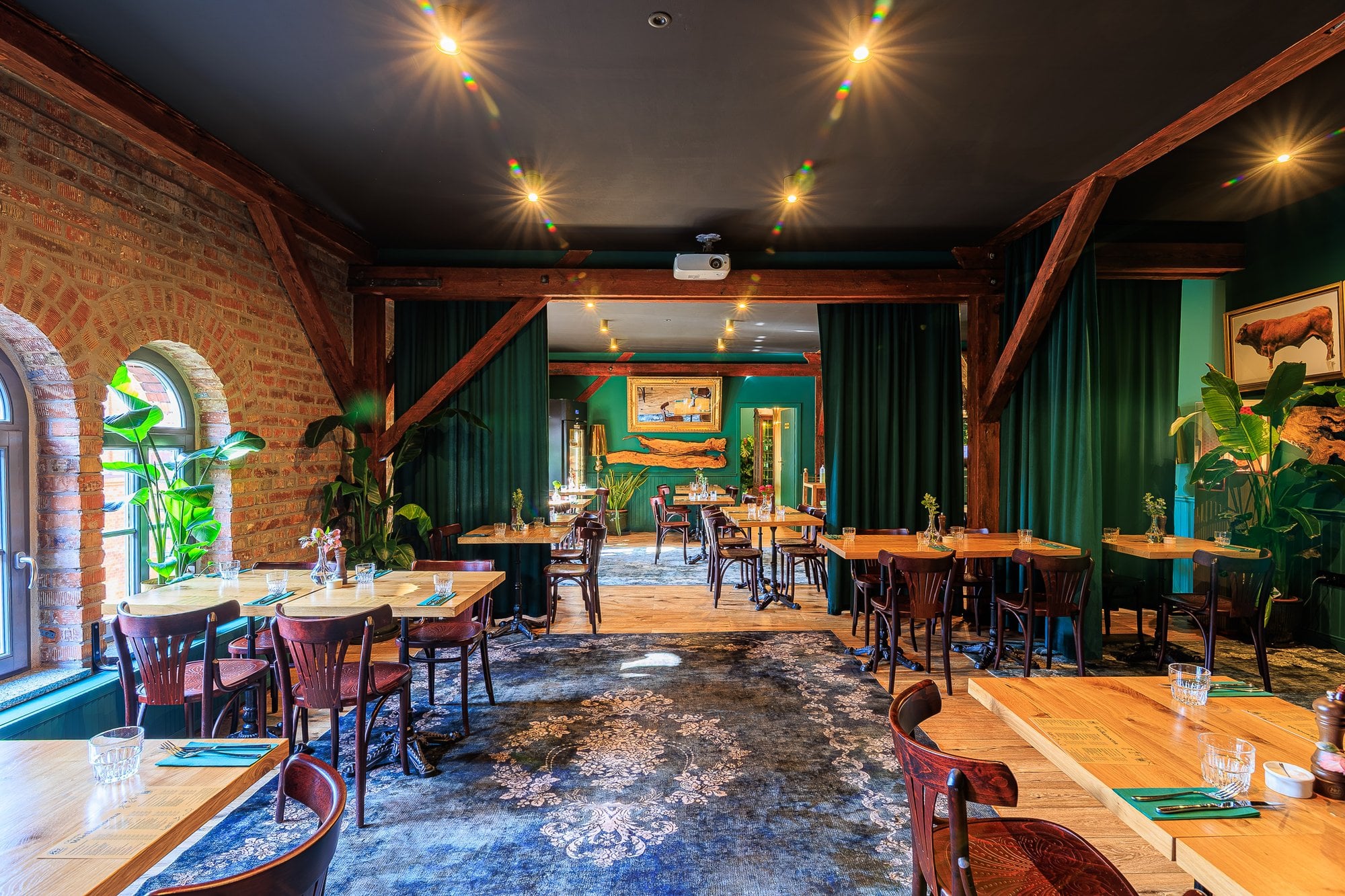 Sala restauracji z ceglaną ścianą i łukowym oknem, fotografia wnętrz, Stare Koszary Poznań