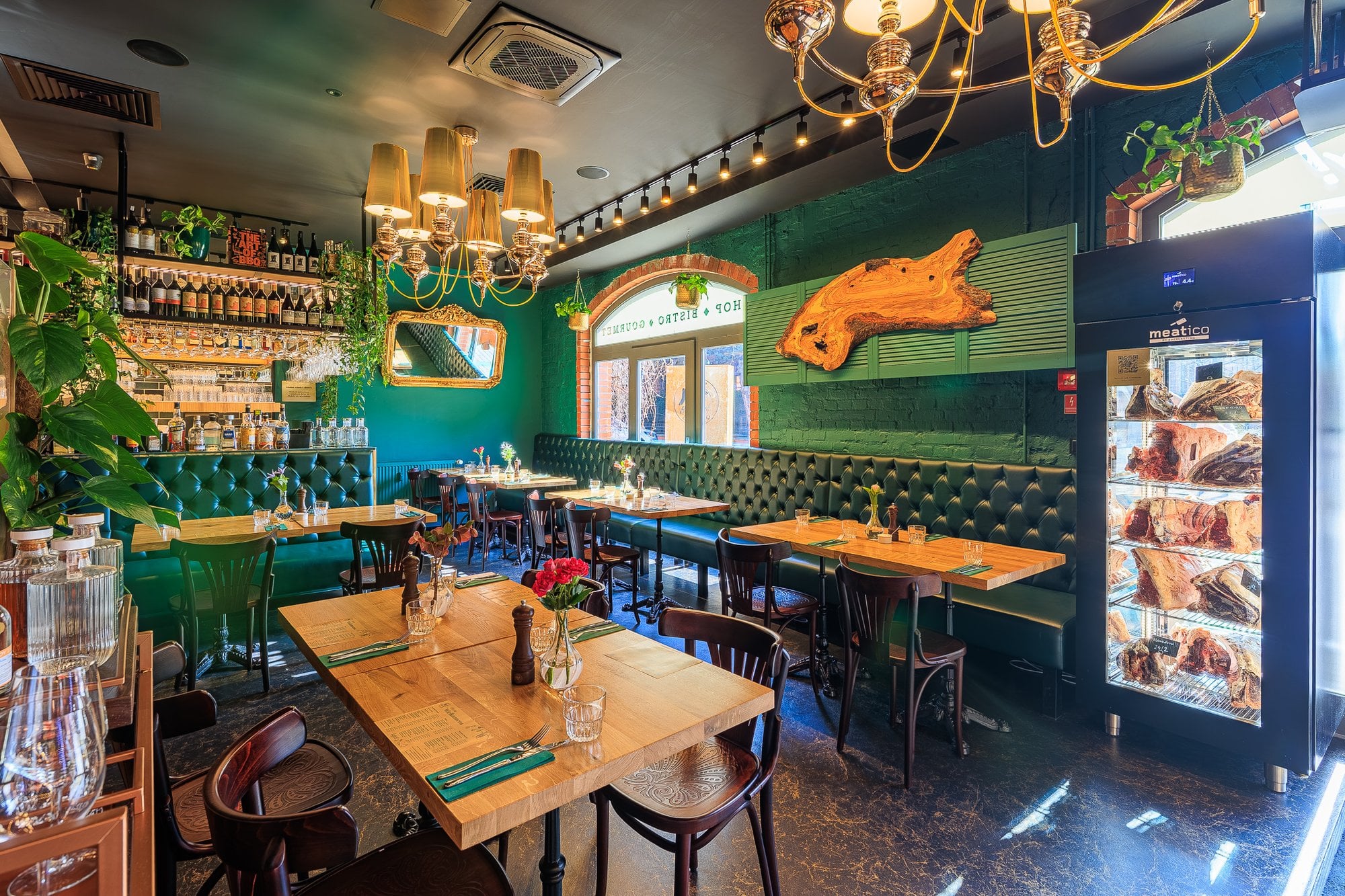 Bar i szafa do sezonowania mięsa w steakhousie Yes Butcher!, fotografia restauracji