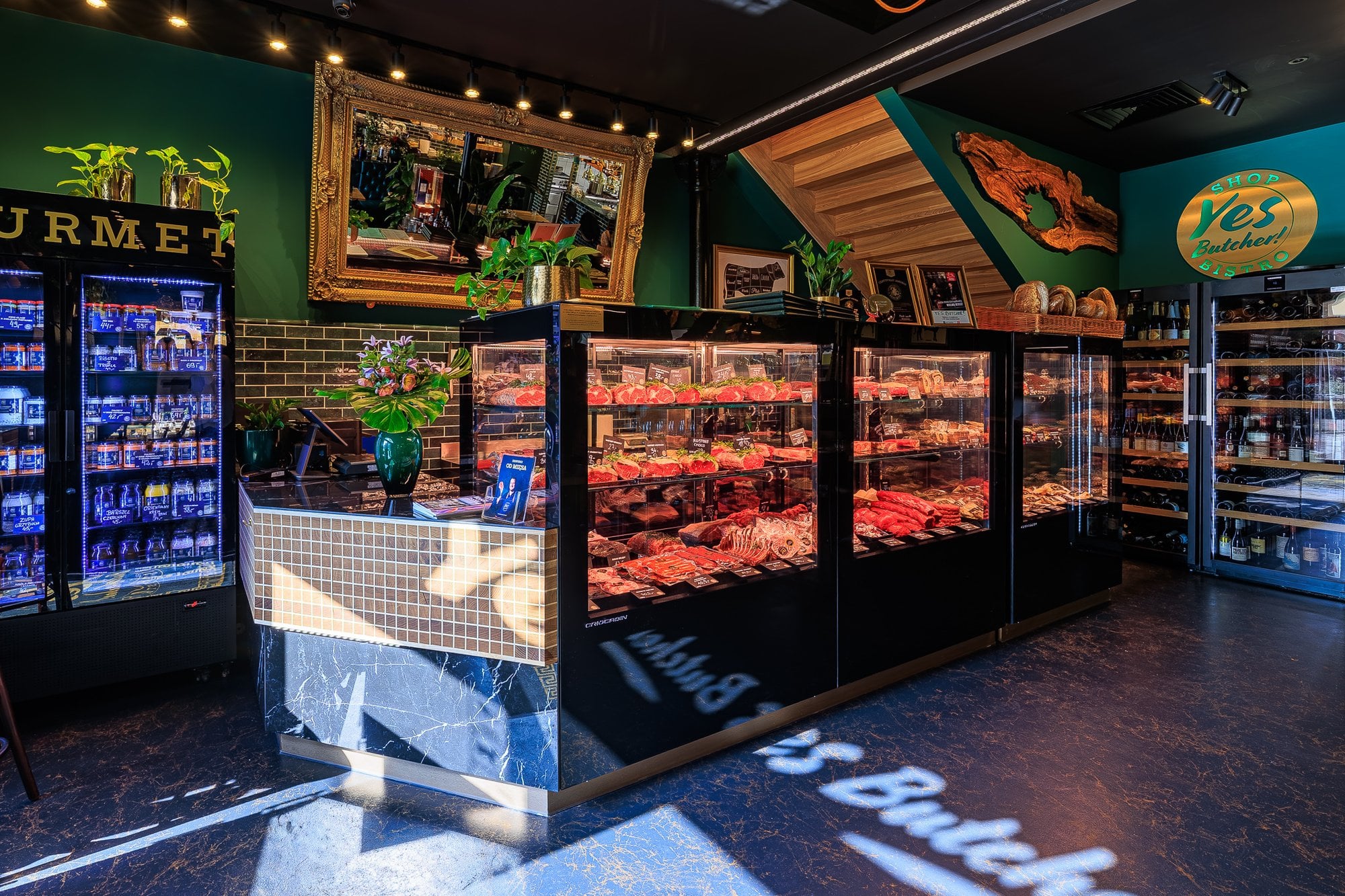 Lada mięsna i gabloty butcher shopu Yes Butcher! z neonem na podłodze, fotografia wnętrz dla gastronomii