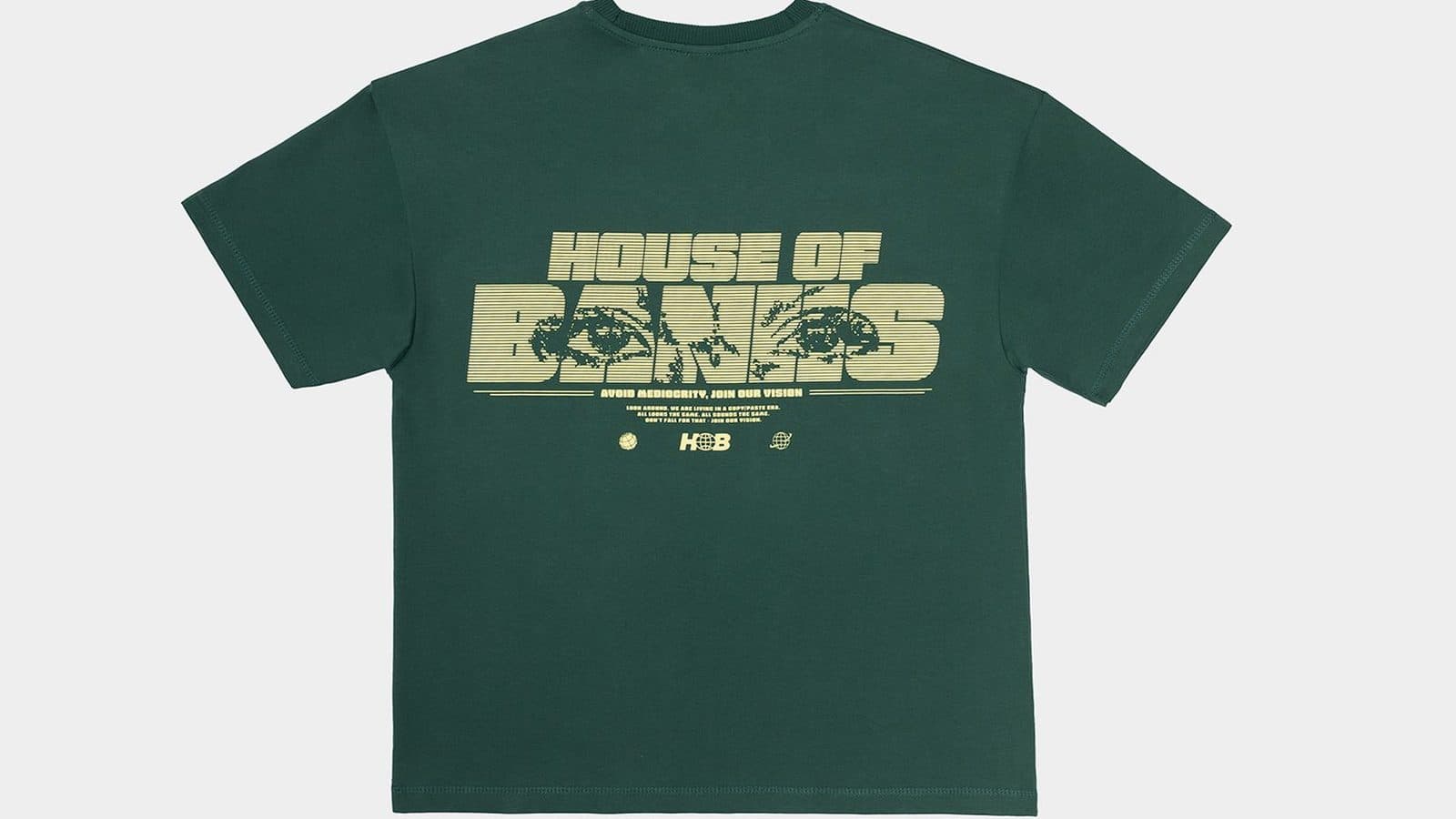 Packshot ciemnozielonego T-shirtu z żółtym nadrukiem na jednolitym jasnoszarym tle