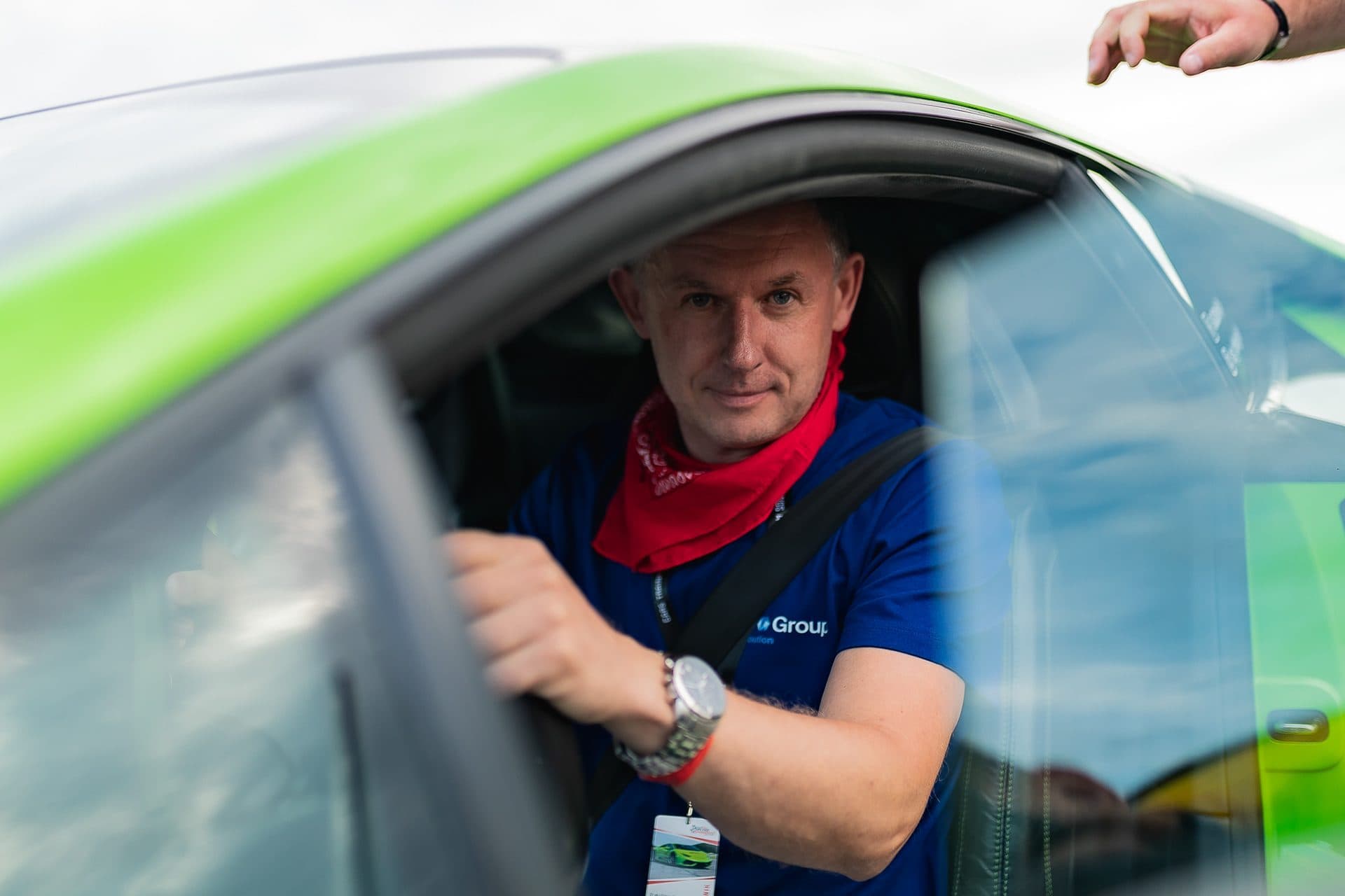 Uczestnik integracji za kierownicą sportowego auta na torze