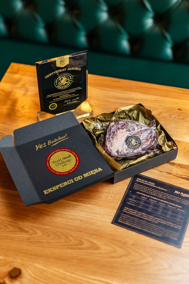 Stek ribeye nagrodzony w World Steak Challenge 2025 w firmowym pudełku Yes Butcher!, zdjęcie z sesji, która trafiła do przewodnika Michelin